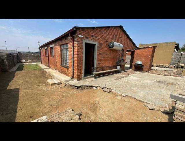 3 BEDROOM HOUSE FOR SALE IN ORLANDO WEST